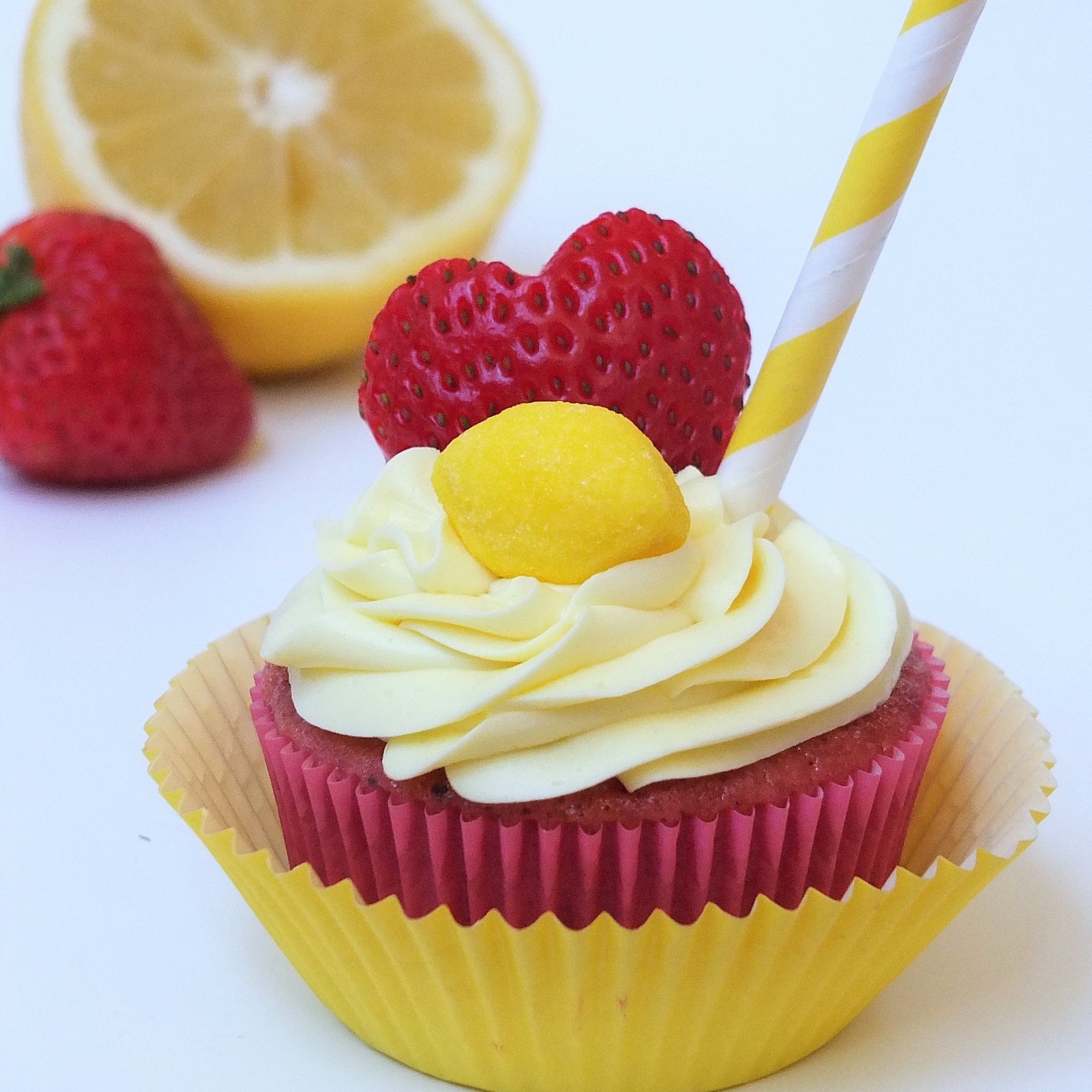 strawberry lemonade cupcakes, box mix fresh fruit cupcakes, refreshing summer cupcakes, cute cupcakes for kids, fun and easy cupcakes, strawberry cupcakes with frozen puree, lemon can frosting with zest and juice, easy cupcake recipe